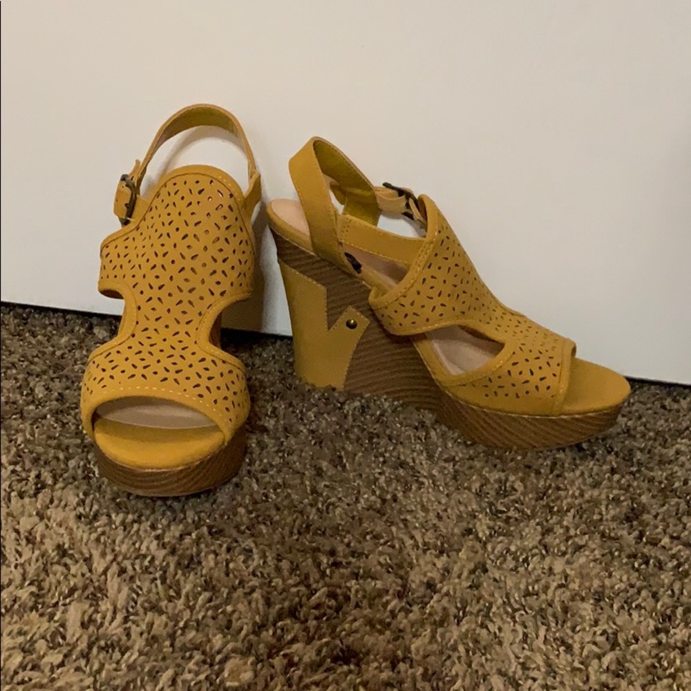Yellow sandal wedges